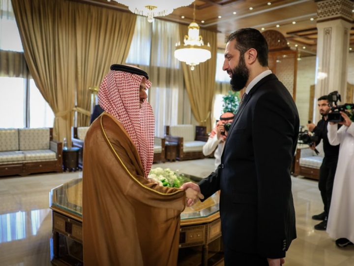 الشرع يستقبل وزير الخارجية السعودي بدمشق