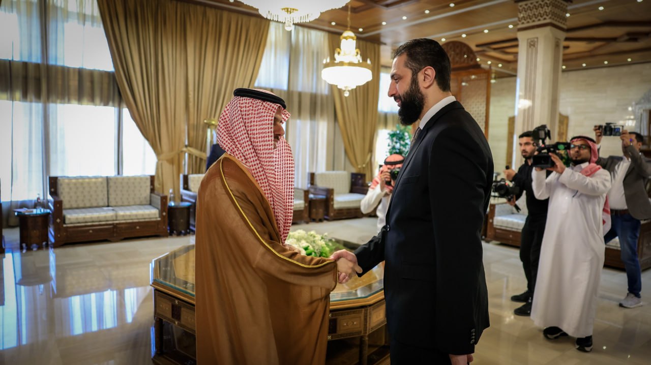 الشرع يستقبل وزير الخارجية السعودي بدمشق