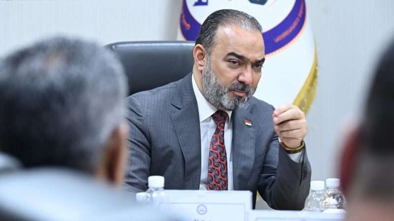 نوفل أبورغيف يلتقي برؤساء تحرير الصحف لتعزيز دعم الإعلام المطبوع في العراق