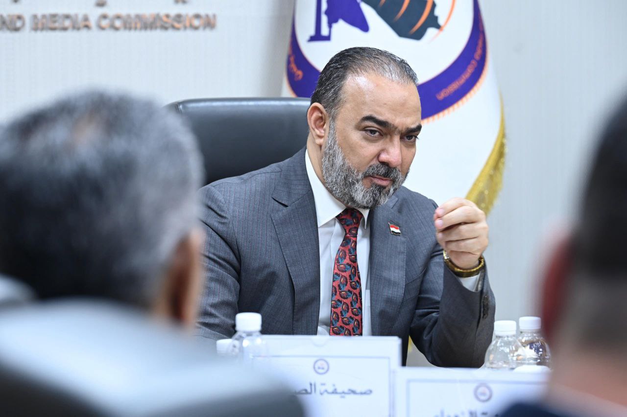 نوفل أبورغيف يلتقي برؤساء تحرير الصحف لتعزيز دعم الإعلام المطبوع في العراق
