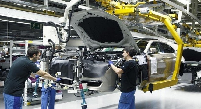 أكبر تراجع منذ 70 عامًا.. إنتاج السيارات في بريطانيا يهبط بنسبة 15.8% في نيسان