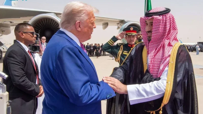 ترامب يصل السعودية.. صفقات تريليونية واستثمارات متبادلة