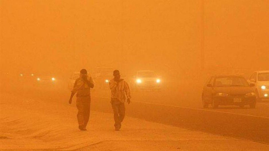 تحذير مروري للسائقين خلال موجة الغبار الكثيفة في العراق