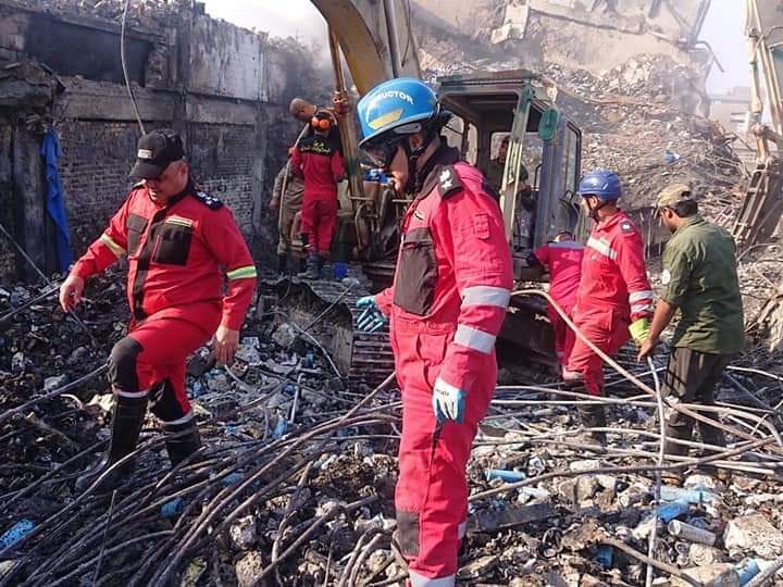 الدفاع المدني ينقذ 3 عمال من تحت ركام منزل قيد الهدم في بغداد