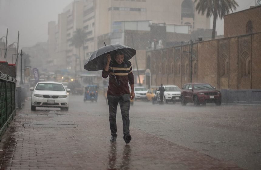 الأنواء الجوية: انخفاض بدرجات الحرارة وغبار وأمطار في طريقها للبلاد