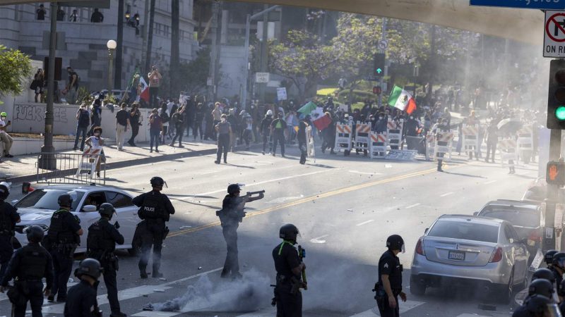 اتهامات بتنظيم احتجاجات مدفوعة الأجر في لوس أنجلوس وتحقيقات واسعة تطال المتورطين