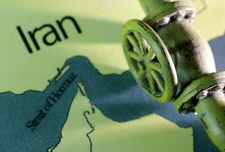 أسعار النفط تقفز بعد الضربات الأميركية على منشآت إيران النووية