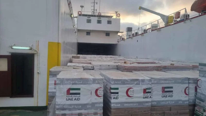 وصول سفينة إماراتية تحمل مساعدات إغاثية لأهالي غزة