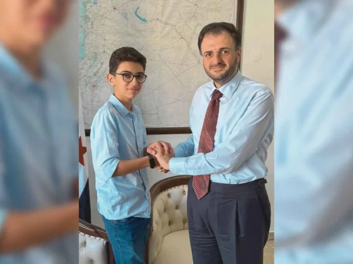 وزير الاتصالات السوري يعين طفلا في منصب رفيع بالوزارة