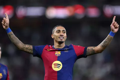 رافينيا يتألق ويتوج بجائزة أفضل لاعب في الدوري الإسباني 2025