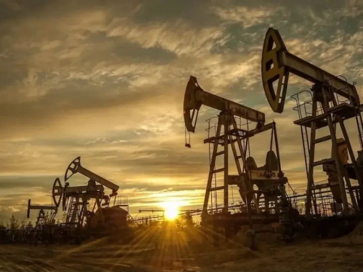 أسعار النفط تتراجع وسط ضعف الطلب الصيني وزيادة إنتاج أوبك+