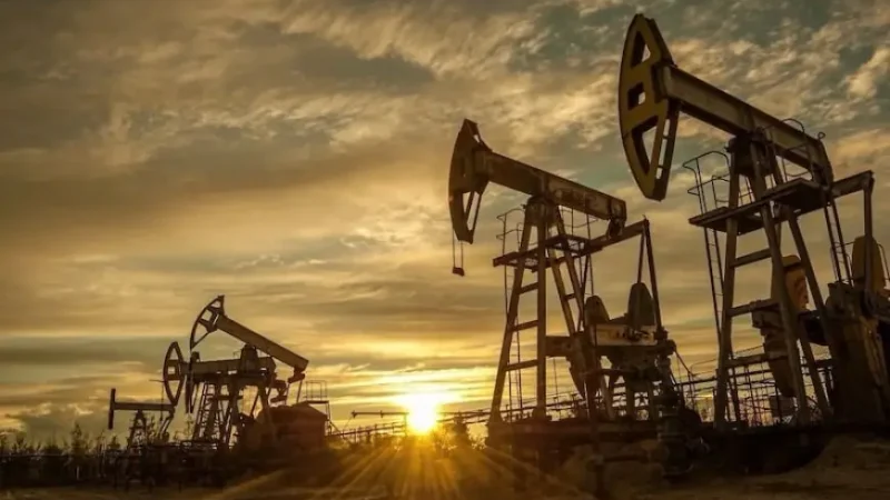 أسعار النفط تتراجع وسط ضعف الطلب الصيني وزيادة إنتاج أوبك+