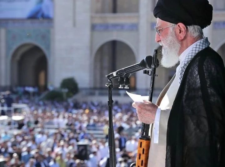خامنئي: الشعب الإيراني لن يستسلم.. وأي تدخل عسكري أمريكي سيُواجه بردّ لا يمكن تعويضه