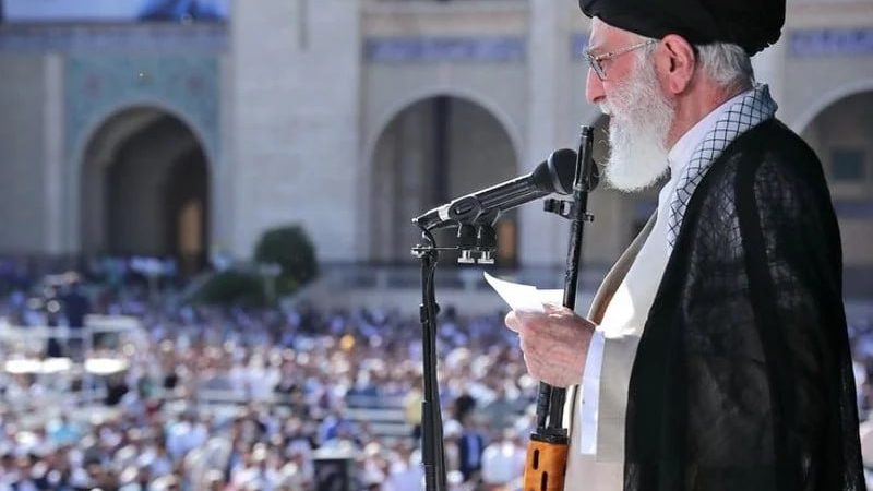 خامنئي: الشعب الإيراني لن يستسلم.. وأي تدخل عسكري أمريكي سيُواجه بردّ لا يمكن تعويضه