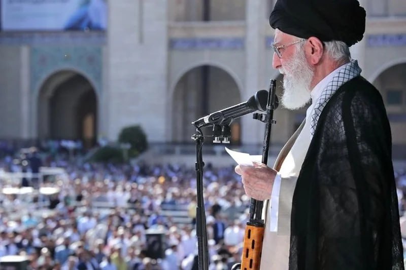 خامنئي: الشعب الإيراني لن يستسلم.. وأي تدخل عسكري أمريكي سيُواجه بردّ لا يمكن تعويضه