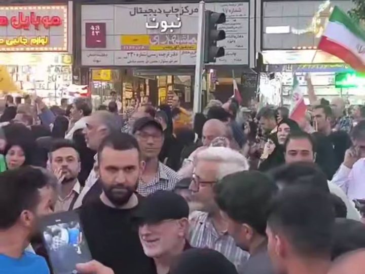 قائد فيلق القدس يشارك في احتفالات “النصر” بطهران