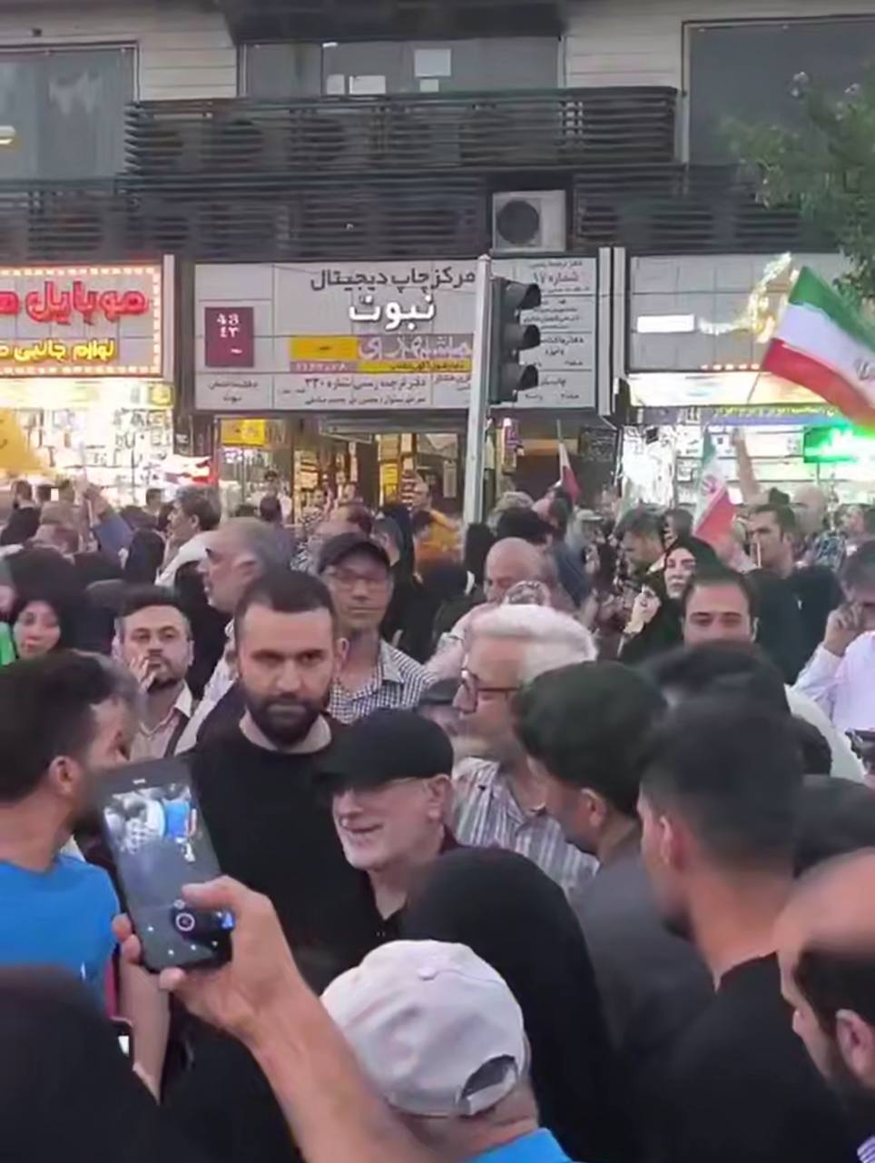 قائد فيلق القدس يشارك في احتفالات “النصر” بطهران