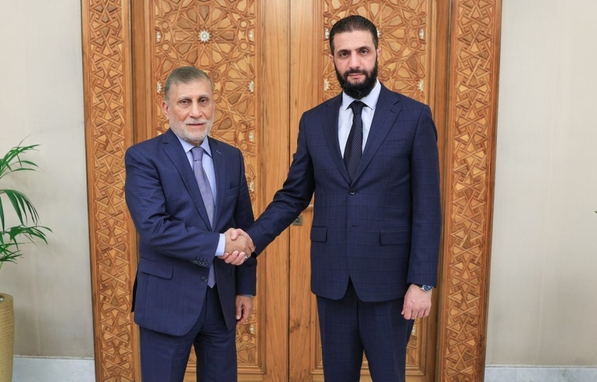 الشرع يستقبل عزت الشابندر في قصر الشعب