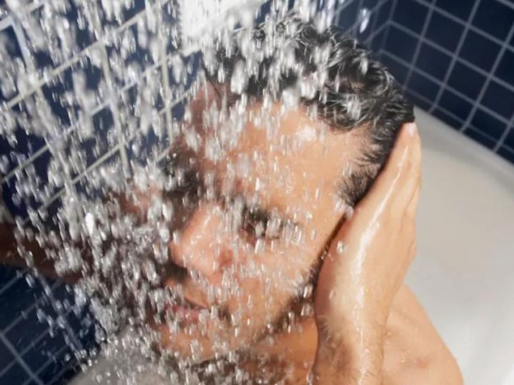 خبراء يحذرون: الاستحمام بماء شديد البرودة أثناء الحر خطير