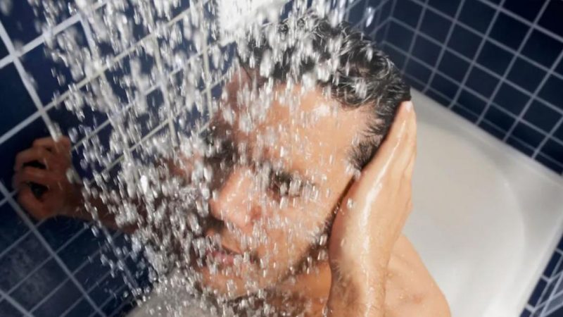 خبراء يحذرون: الاستحمام بماء شديد البرودة أثناء الحر خطير