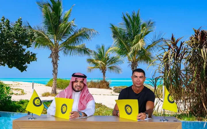 قصة عقد رونالدو.. 16 عامل منزلي وطائرة و2.5 مليون ريال يوميا