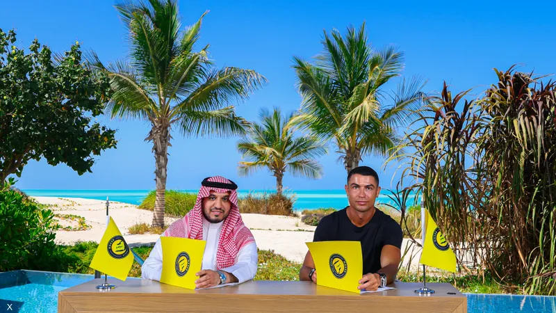 قصة عقد رونالدو.. 16 عامل منزلي وطائرة و2.5 مليون ريال يوميا