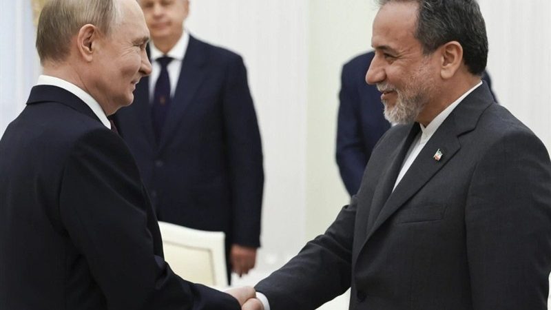 صحيفة إيرانية: عراقجي نقل رسالة عتب من خامنئي إلى بوتين