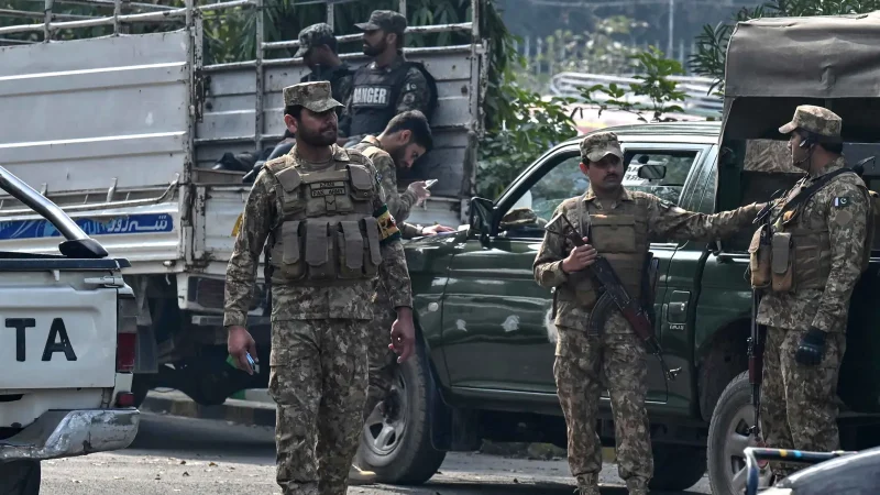 الجيش الباكستاني يقتل 30 مسلحا حاولوا العبور من أفغانستان