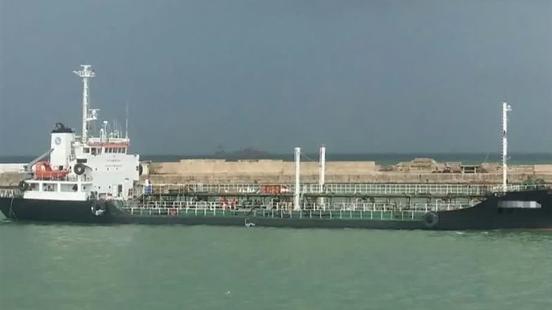 إيران تعلن احتجاز ناقلة نفط محمّلة بمليوني لتر وقود مهرّب في الخليج واعتقال 17 أجنبياً