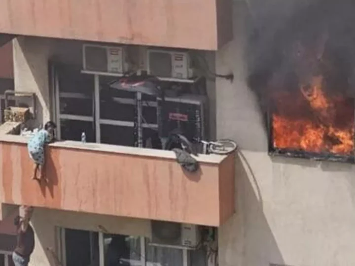 مشاهد تحبس الأنفاس لأطفال يقفزون من الطابق الثالث خلال حريق شقة في بغداد
