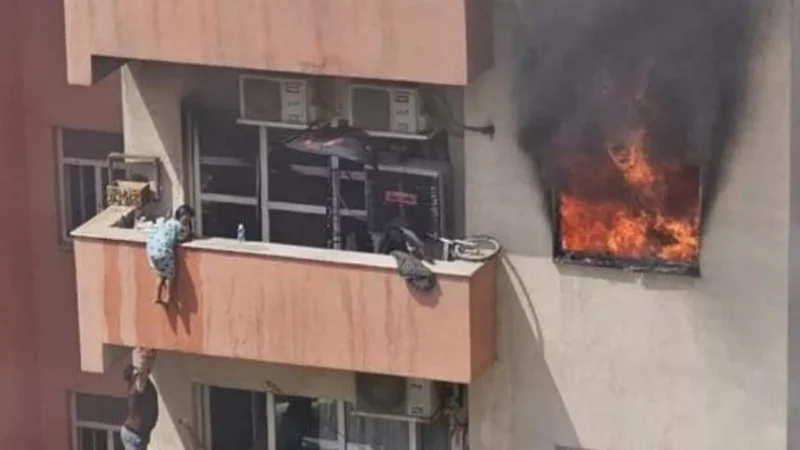 مشاهد تحبس الأنفاس لأطفال يقفزون من الطابق الثالث خلال حريق شقة في بغداد