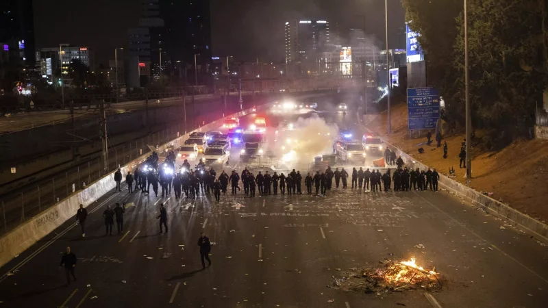 مئات آلاف الإسرائيليين يتظاهرون للمطالبة بوقف الحرب وإعادة الأسرى