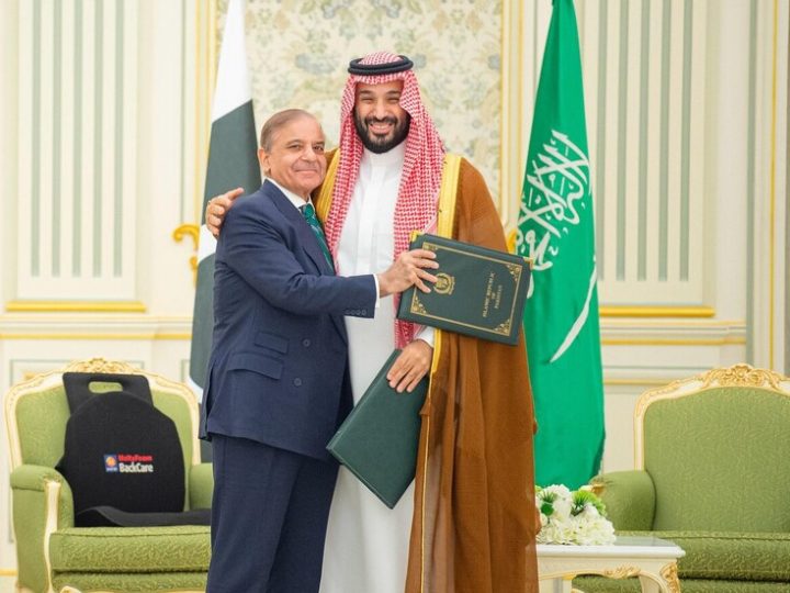 “رسالة نووية إلى واشنطن وإسرائيل”.. الاتفاق الدفاعي بين السعودية وباكستان يثير تفاعلا