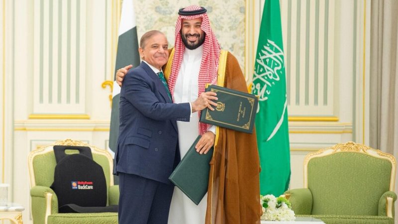 “رسالة نووية إلى واشنطن وإسرائيل”.. الاتفاق الدفاعي بين السعودية وباكستان يثير تفاعلا