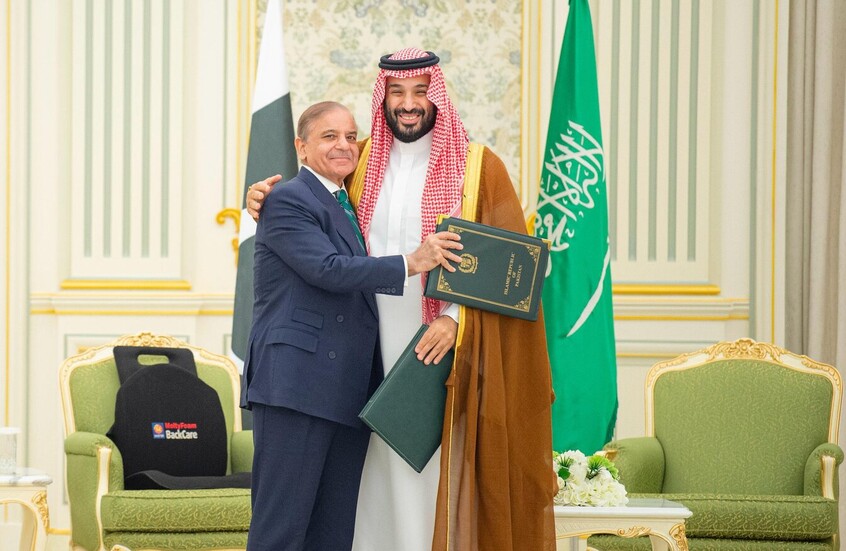 “رسالة نووية إلى واشنطن وإسرائيل”.. الاتفاق الدفاعي بين السعودية وباكستان يثير تفاعلا