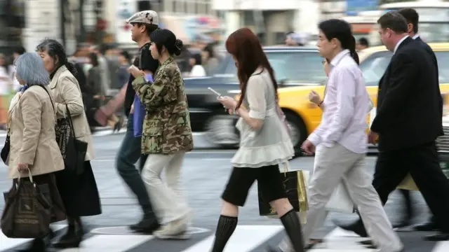 مدينة يابانية تصدر قرارا بحصر استخدام سكانها للهواتف بساعتين يوميا