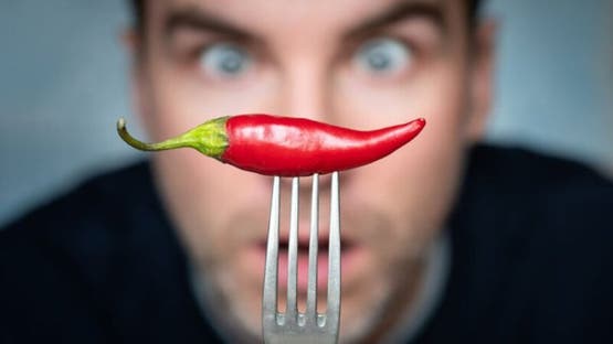 هل يساعد تناول الطعام الحار على إنقاص الوزن؟.. علماء يجيبون