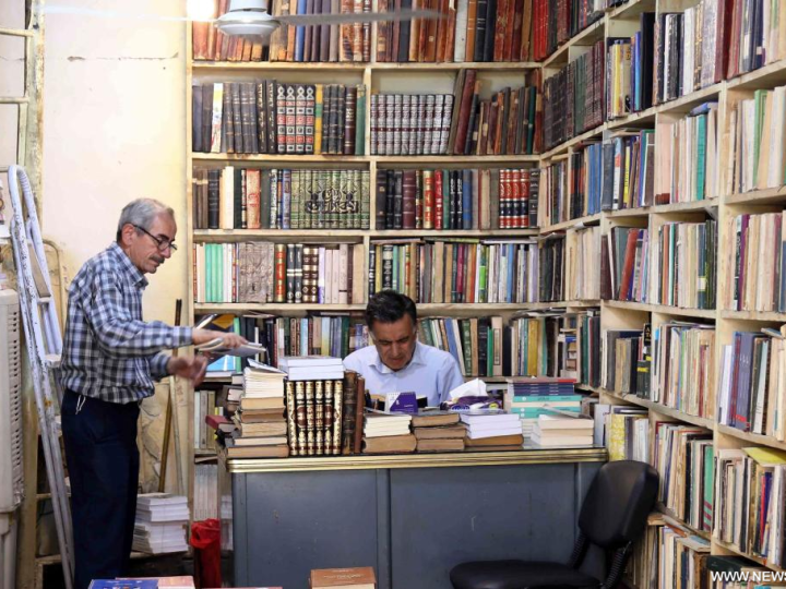 الحكومة تقرر تخفيض الرسم الكمركي عن الكتب المستوردة