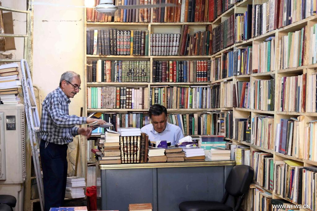 الحكومة تقرر تخفيض الرسم الكمركي عن الكتب المستوردة