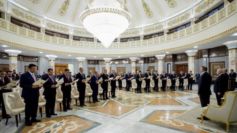 بعد أدائهم اليمين.. رئيس الجمهورية للسفراء الجدد: ضرورة نقل صورة العراق الجديد إلى المحافل الدولية