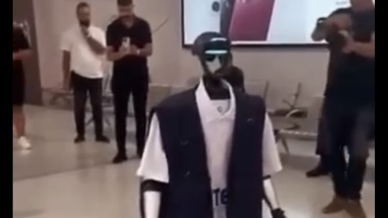 لأول مرة.. اعتماد الإنسان الآلي داخل مطار بغداد الدولي لخدمة المسافرين