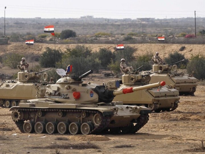 مسؤولون إسرائيليون يحذرون : الحشد العسكري المصري في سيناء أصبح نقطة توتر
