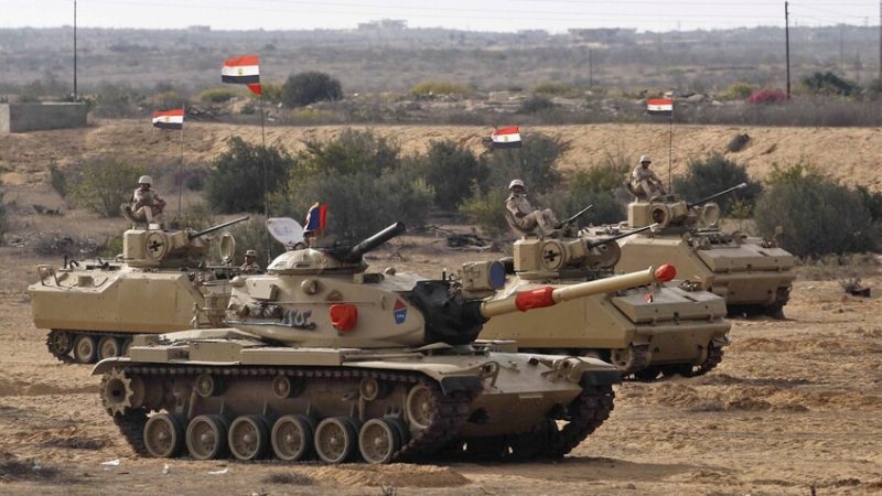 مسؤولون إسرائيليون يحذرون : الحشد العسكري المصري في سيناء أصبح نقطة توتر