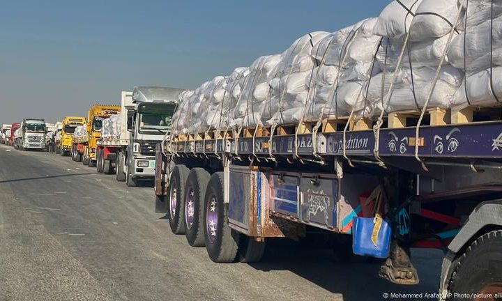 توجيه حكومي بإلزام سائقي الشاحنات بالوزن المحدد وتطبيق قوانين الحمولة الزائدة لمنع تضرر الطرق