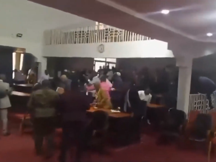 شجار عنيف بين نواب البرلمان في الكونغو الديمقراطية .. فيديو