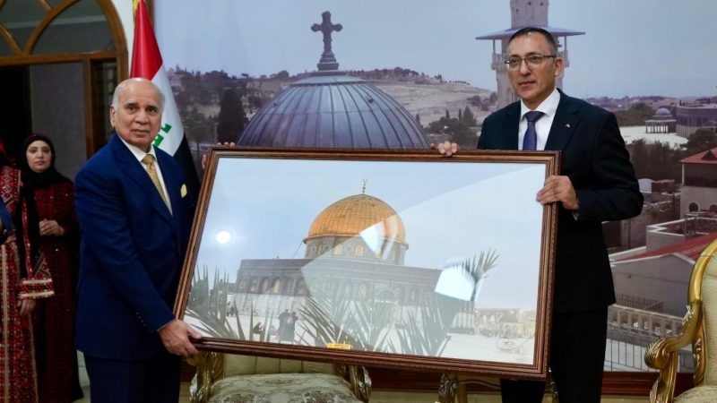 وزير الخارجية يجدد دعم العراق لفلسطين ويضع حجر الأساس لدار السفير في بغداد
