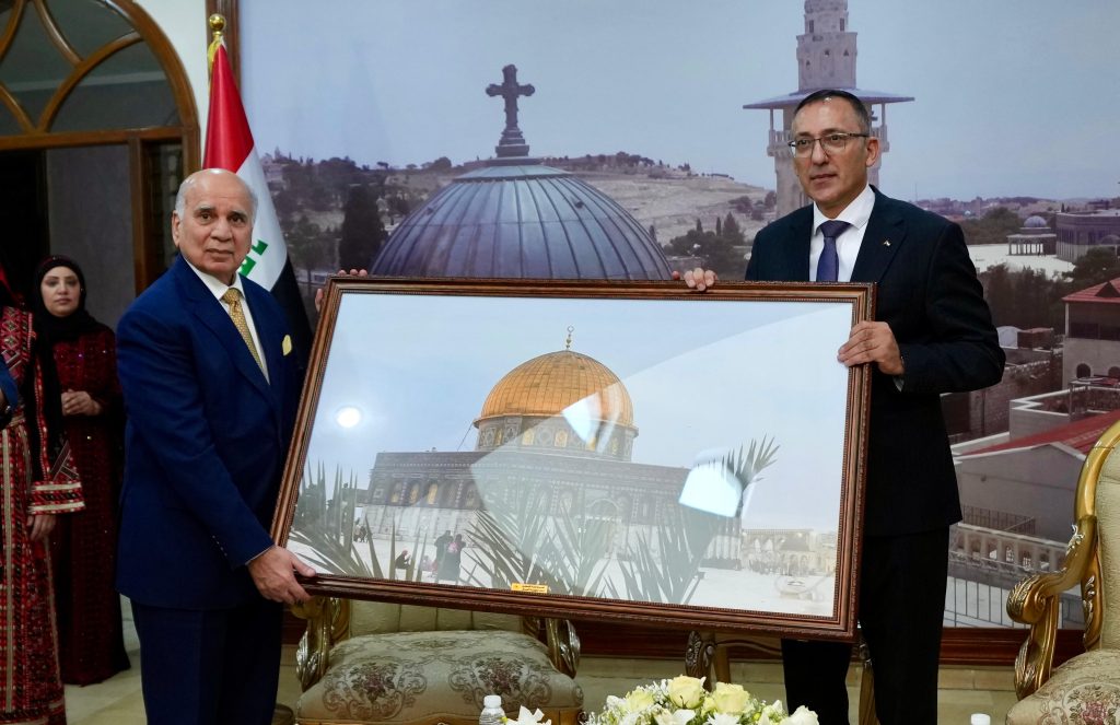 وزير الخارجية يجدد دعم العراق لفلسطين ويضع حجر الأساس لدار السفير في بغداد