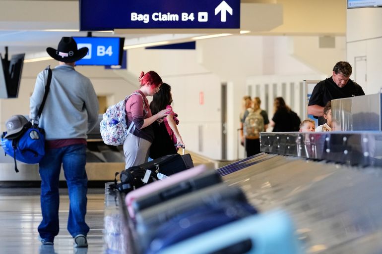 اختراق أنظمة بمطارات في كندا وأميركا لبث رسائل تشيد بحماس وتنتقد ترامب