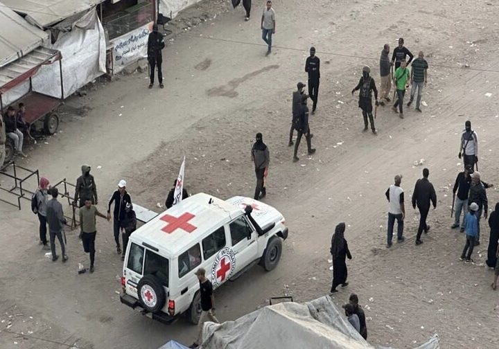 بالصور .. الصليب الأحمر ينشر صور أول مجموعة أسرى إسرائيليين استلمها من حماس
