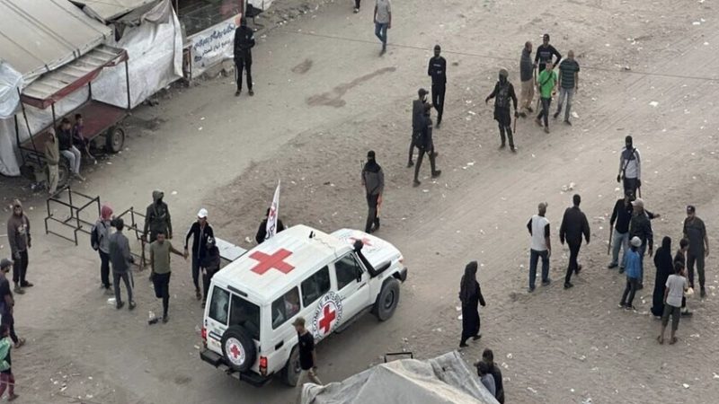 بالصور .. الصليب الأحمر ينشر صور أول مجموعة أسرى إسرائيليين استلمها من حماس